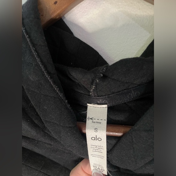 Alo Yoga Arena Cropped Hoodie in Black - Picture 5 of 6